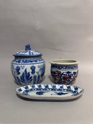 three pieces of blue and white pottery are sitting on a table