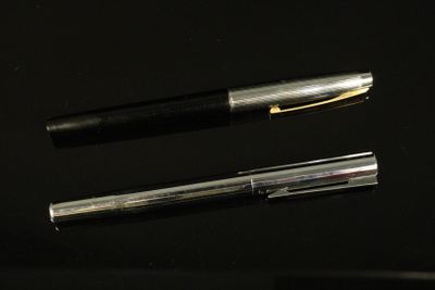 WATERMAN. Deux stylos plume en métal à facettes pour l'un et…