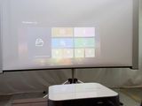 un écran de projection sur lequel est posé un projecteur