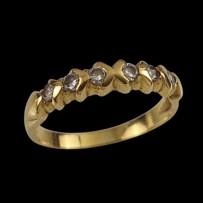 une bague en or jaune sertie de cinq diamants sur fond noir
