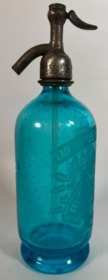 une bouteille en verre bleue munie d'une pompe métallique sur le dessus