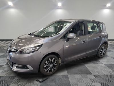 une photo d'une voiture argentée dans un showroom