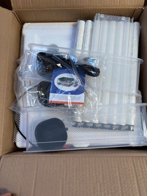 une boîte en carton contenant un certain nombre d'objets