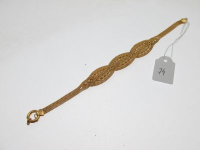 Gros plan sur un bracelet en or portant une étiquette