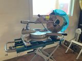une photo d'une scie circulaire posée sur une table dans une pièce