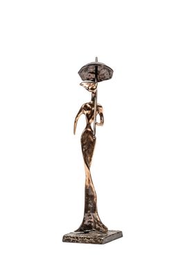 statue en bronze représentant une femme tenant un parapluie, sur fond blanc