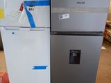 deux réfrigérateurs qui se trouvent dans un entrepôt