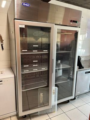 un réfrigérateur qui se trouve dans une cuisine