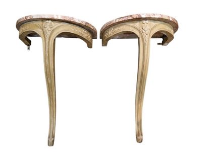 une paire de tabourets en bois avec des assises en marbre