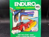 une image représentant une boîte de cartouches de jeux vidéo sur laquelle figure l'image d'une voiture
