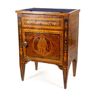 une petite armoire en bois ornée d'une peinture