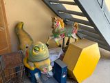un tas de jouets posé par terre à côté d'un escalier