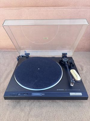 un gros plan d'une platine sur laquelle est posé un tourne-disque