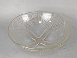 un saladier en verre transparent orné d'un motif d'oiseau