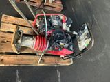 un petit moteur posé sur une palette