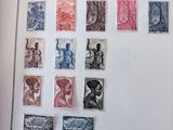 la photo d'un livre sur lequel sont apposés des timbres