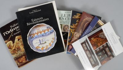 plusieurs livres sont empilés sur une table
