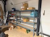 un garage où s'entassent de nombreuses boîtes sur les étagères
