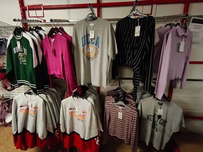 beaucoup de chemises suspendues à un portant dans un magasin