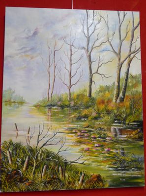 tableau représentant une peinture d'une rivière et d'arbres sur un mur rouge