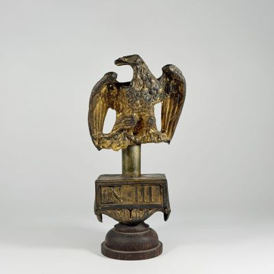 statue en bronze représentant un aigle sur un socle, sur fond blanc