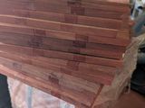 plusieurs morceaux de bois sont empilés les uns sur les autres sur une table