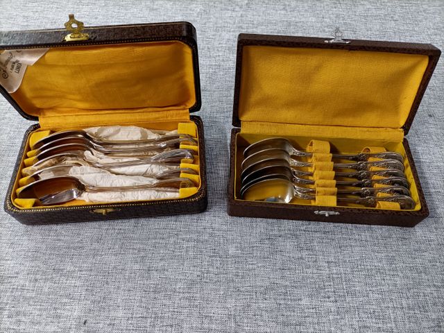 6 petites cuillères en métal argenté modèle au filet, état neuf ;