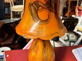une lampe posée sur une table rouge
