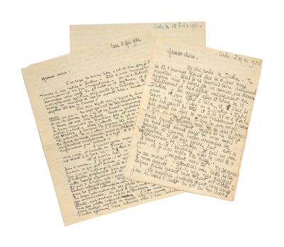 quelques vieux papiers empilés les uns sur les autres