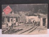 une vieille carte postale représentant une gare avec des gens sur les voies
