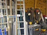 une pièce dans laquelle se trouvent une échelle, une chaise, une poubelle et d'autres objets