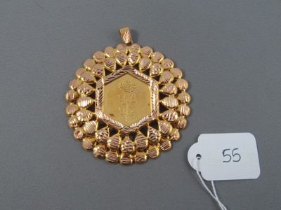 une image représentant un pendentif en or avec une pièce au centre
