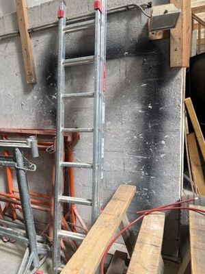 une échelle adossée au mur d'une pièce