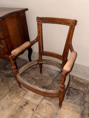 une chaise placée à côté d'une table