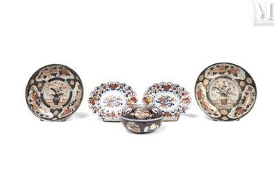 JAPON, XVIIIe-XIXe siècle Ensemble de cinq pièces en porcela…
