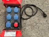 une boîte rouge et noire avec des boutons bleus dessus