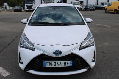 une Toyota Prius blanche garée sur un parking