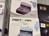 trois boîtes de produits de toilette posées sur une étagère dans un magasin