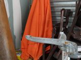 une pile de chaises et une table sur laquelle se trouve un couteau