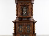 une grande horloge de parquet en bois exposée dans une pièce