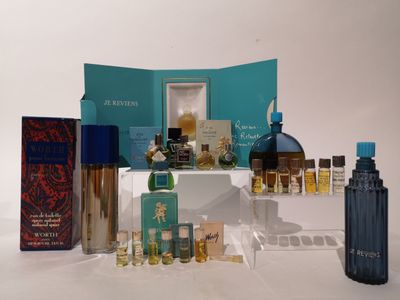 une photo montrant un présentoir de parfums et de flacons de parfum posés sur une table