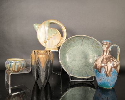 de nombreuses œuvres d'art différentes exposées sur la table