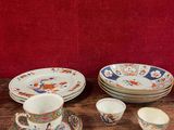 de nombreuses assiettes et tasses posées sur une table en bois