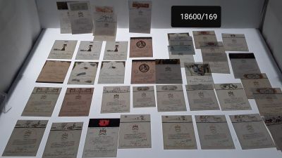 de nombreux documents anciens exposés dans une vitrine