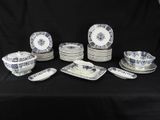 un ensemble d'assiettes et de plats en porcelaine bleue et blanche