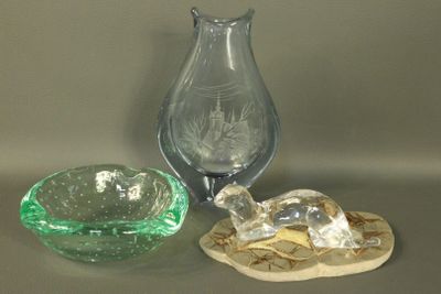 un vase en verre et un bol en verre posés sur une table
