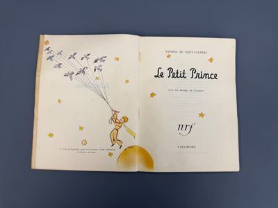 un livre ouvert avec l'image d'une petite fille tenant un ballon