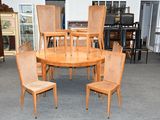plusieurs chaises disposées autour d'une table dans une pièce
