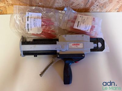 une image représentant une agrafeuse sur laquelle sont posées plusieurs agrafes