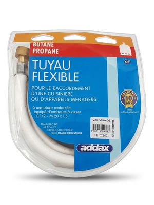 un gros plan d'un tuyau auquel est raccordé un autre tuyau